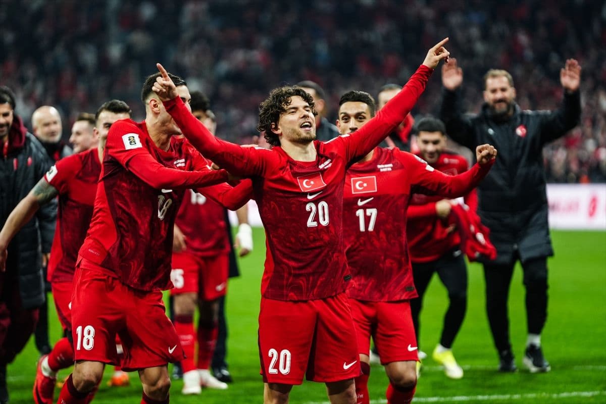 Maçtaki tek golü atan Ferdi Kadıoğlu galibiyeti kutluyor