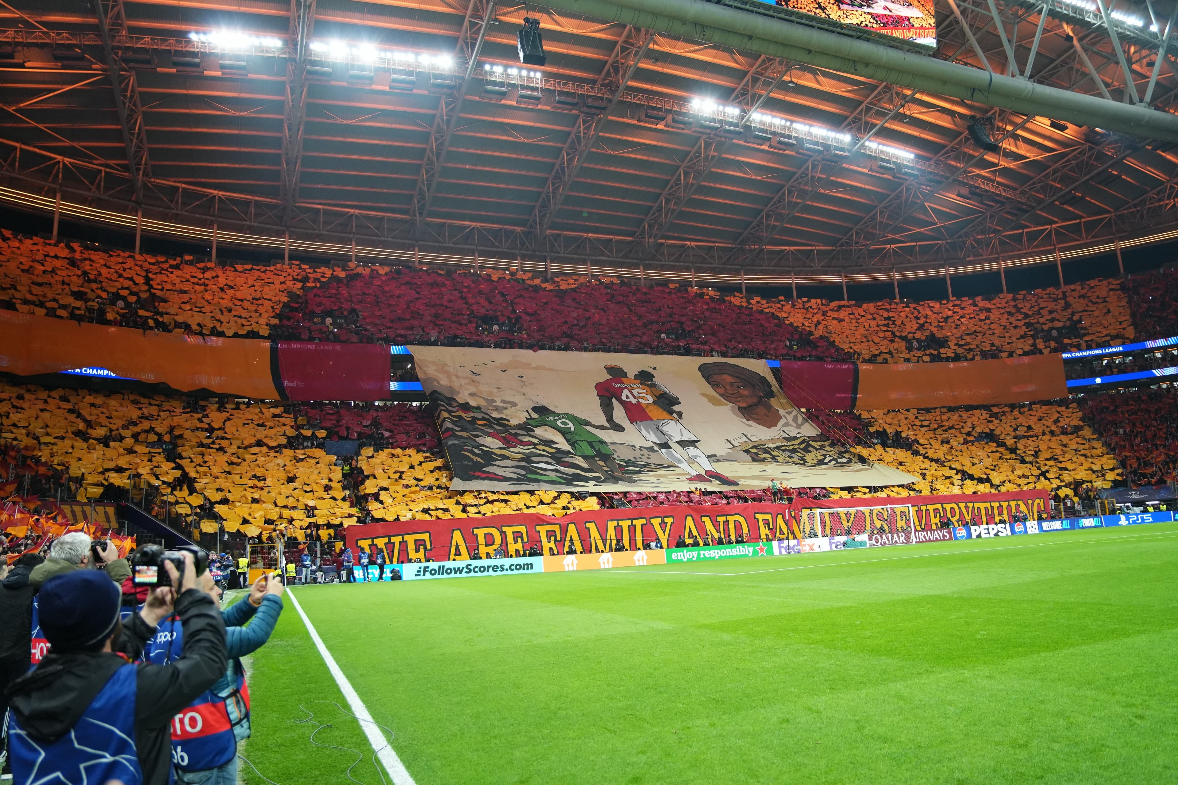 Galatasaray taraftarı, Liverpool maçında Nijeryalı futbolcu Victor Osimhen için özel koreografi gerçekleştirdi