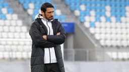 Egemen Korkmaz maç sırasında yere yığıldı! Ambulansla hastaneye kaldırıldı