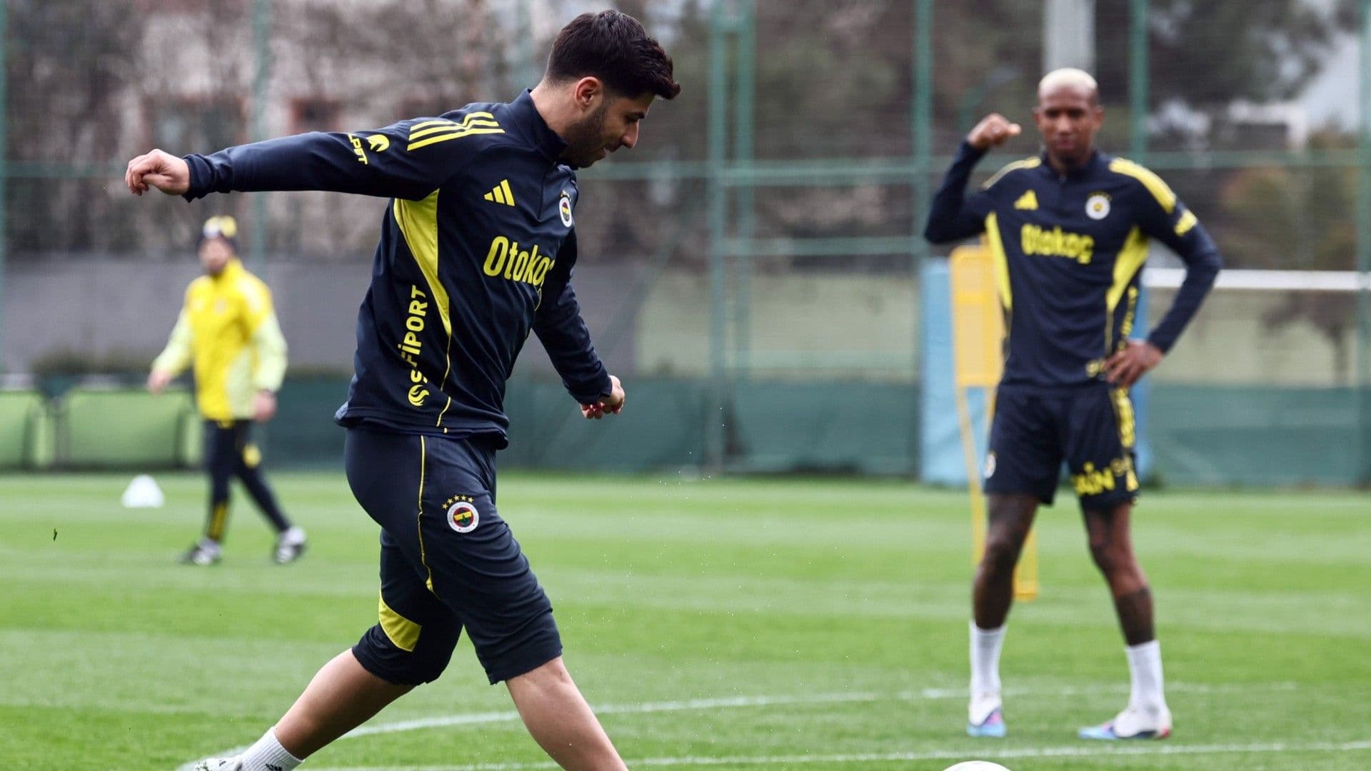 Fenerbahçe'de derbi hazırlıkları devam ediyor