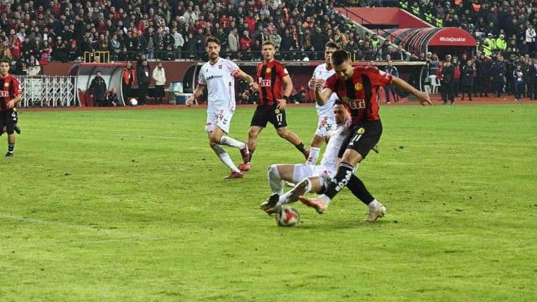 İki köklü camia İzmir'de karşı karşıya! Gözler Karşıyaka - Eskişehirspor maçında