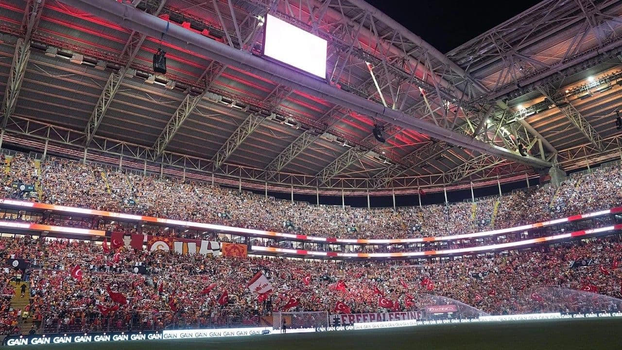 Dünya devi Şampiyonlar Ligi'nde oyuncu oynatmak için kuralları çiğnemesi gerekiyor