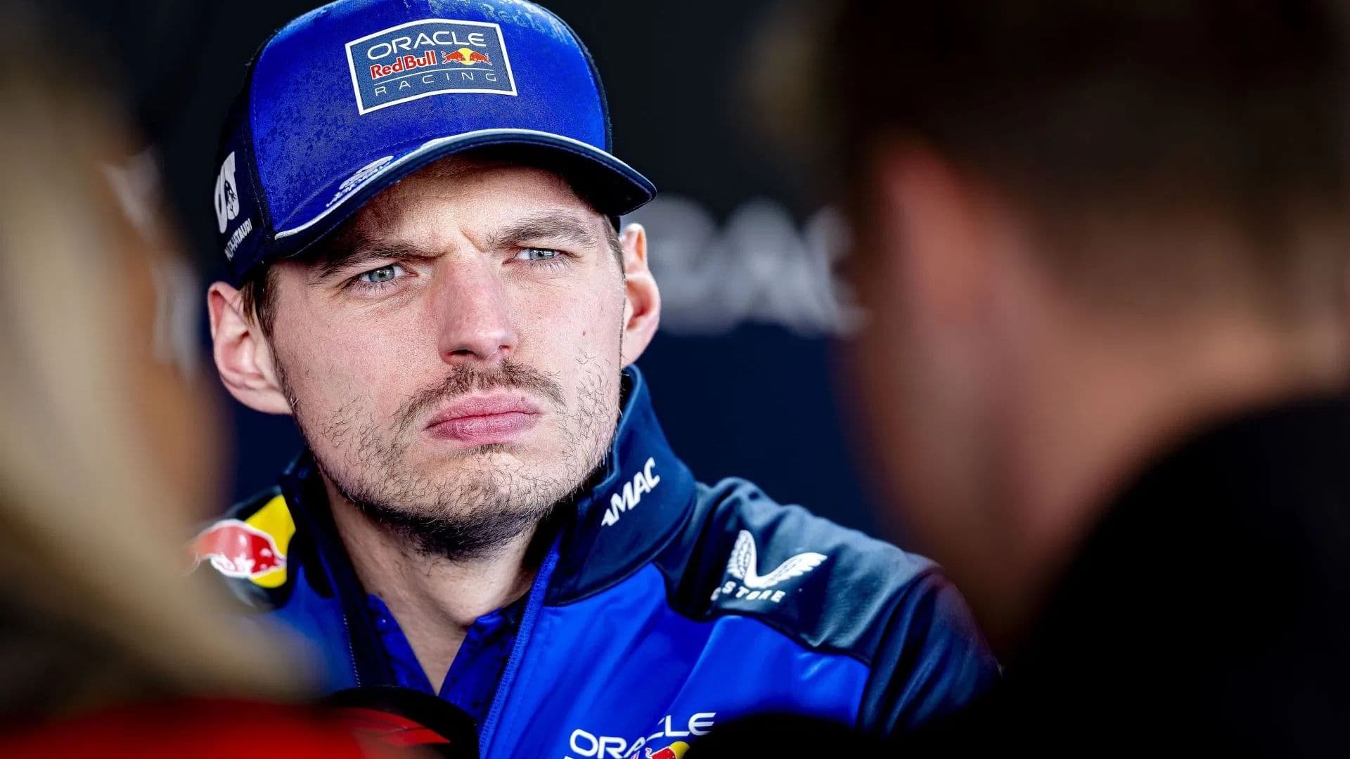 F1'de gergin anlar: Verstappen, gazeteciye rest çekti