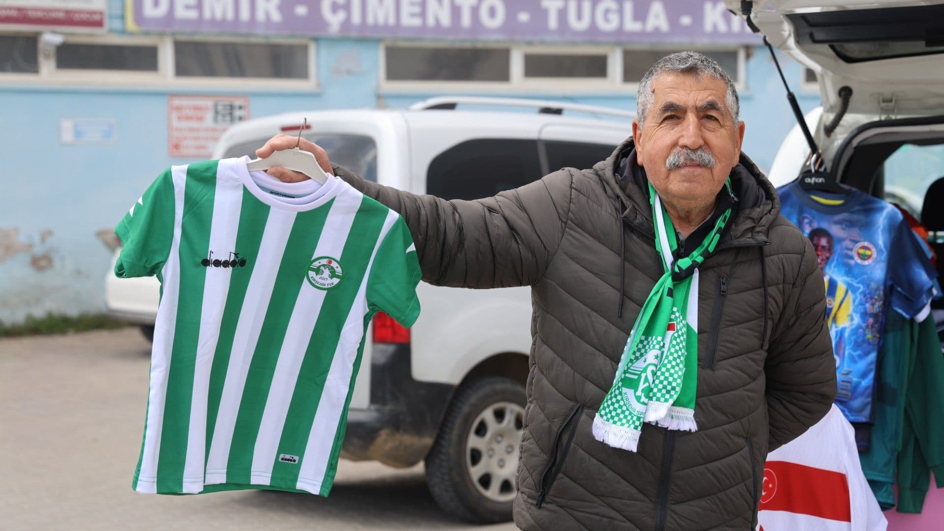 Hayatını formasını sattığı takıma adadı