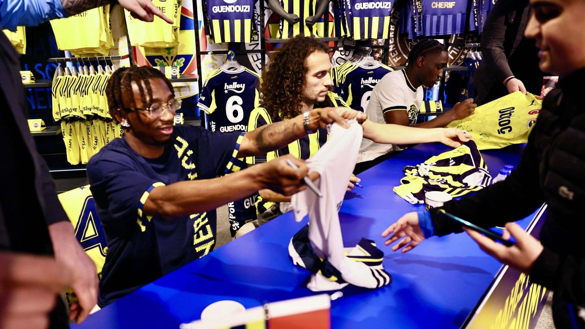 Guendouzi, Nene ve Cherif, taraftarlarla buluştu