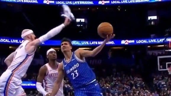 NBA'de izleyenleri şaşkına çeviren hareket! Ayakkabısıyla blok yaptı