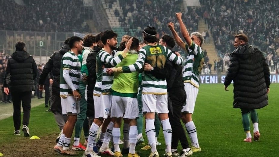 Bursaspor taraftarı tribünü doldurdu! TFF 2. Lig'de...