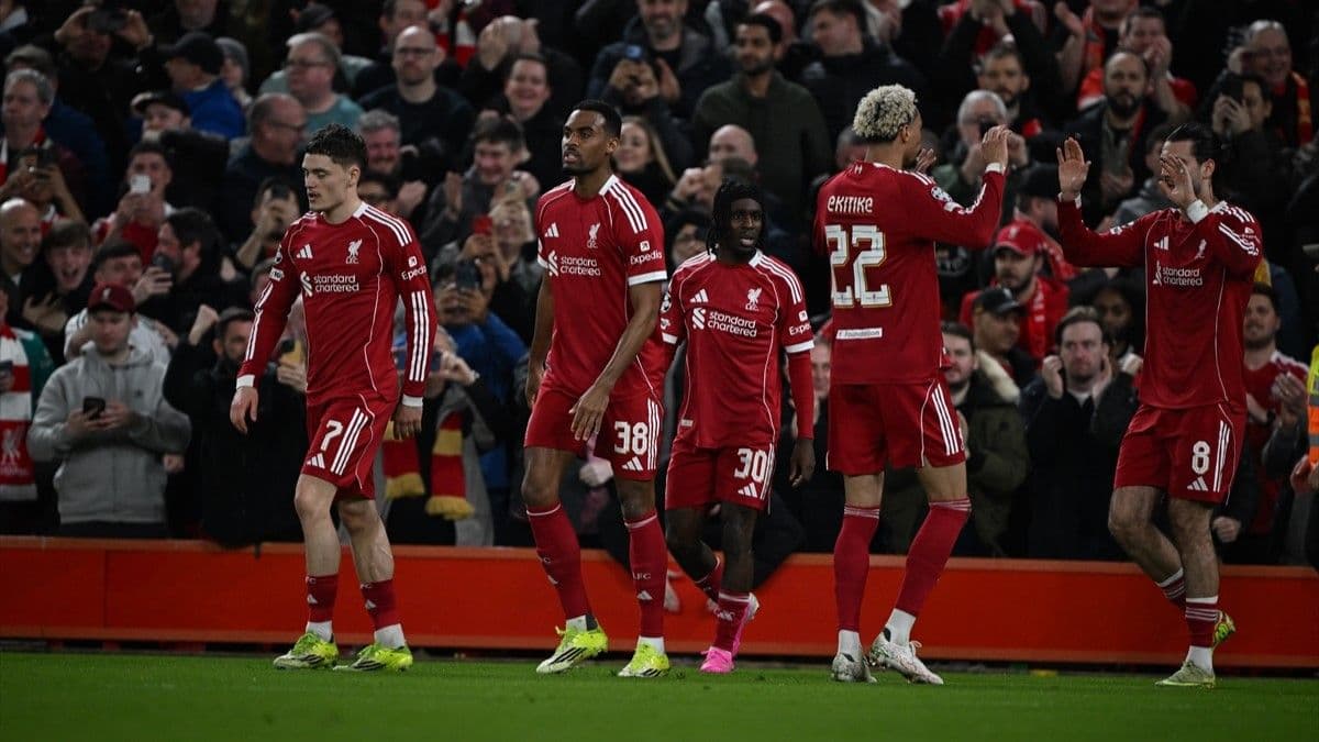 Liverpoollu futbolcuların gol sevinci.