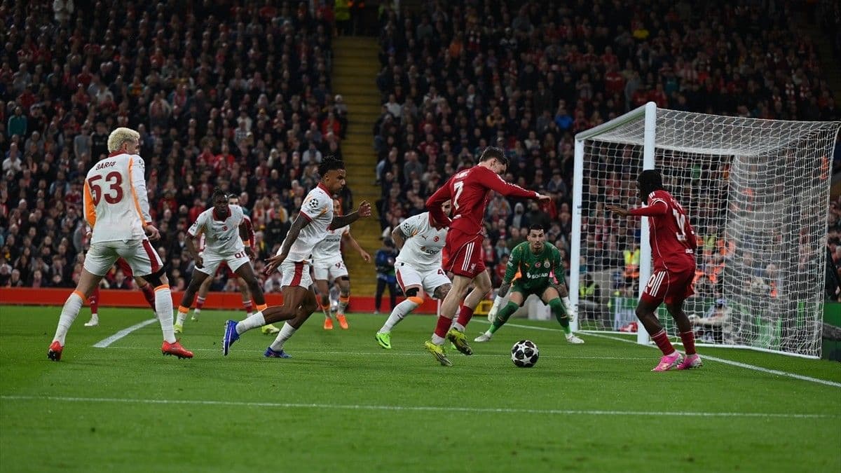 Anfield'da korkutan sakatlık! Galatasaraylı yıldız sedyeyle sahayı terk etti