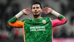 Uğurcan Çakır'dan şık hareket! Maçın hakemi tebrik etti