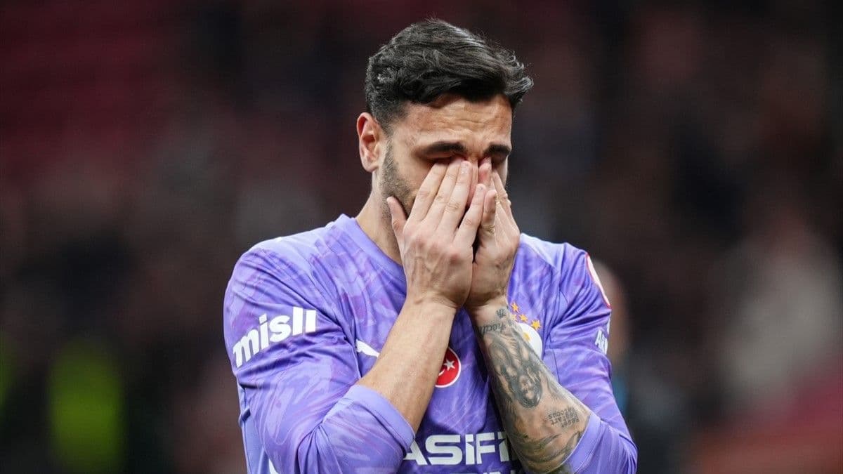 Galatasaray tribünlerinden Günay Güvenç'e tepki! Maç sonu ağladı