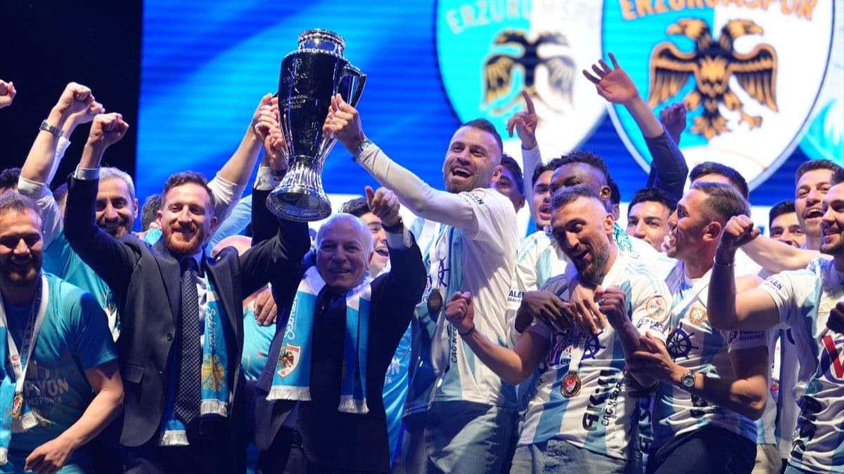 TFF 1. Lig şampiyonu Erzurumspor FK kupasını aldı.