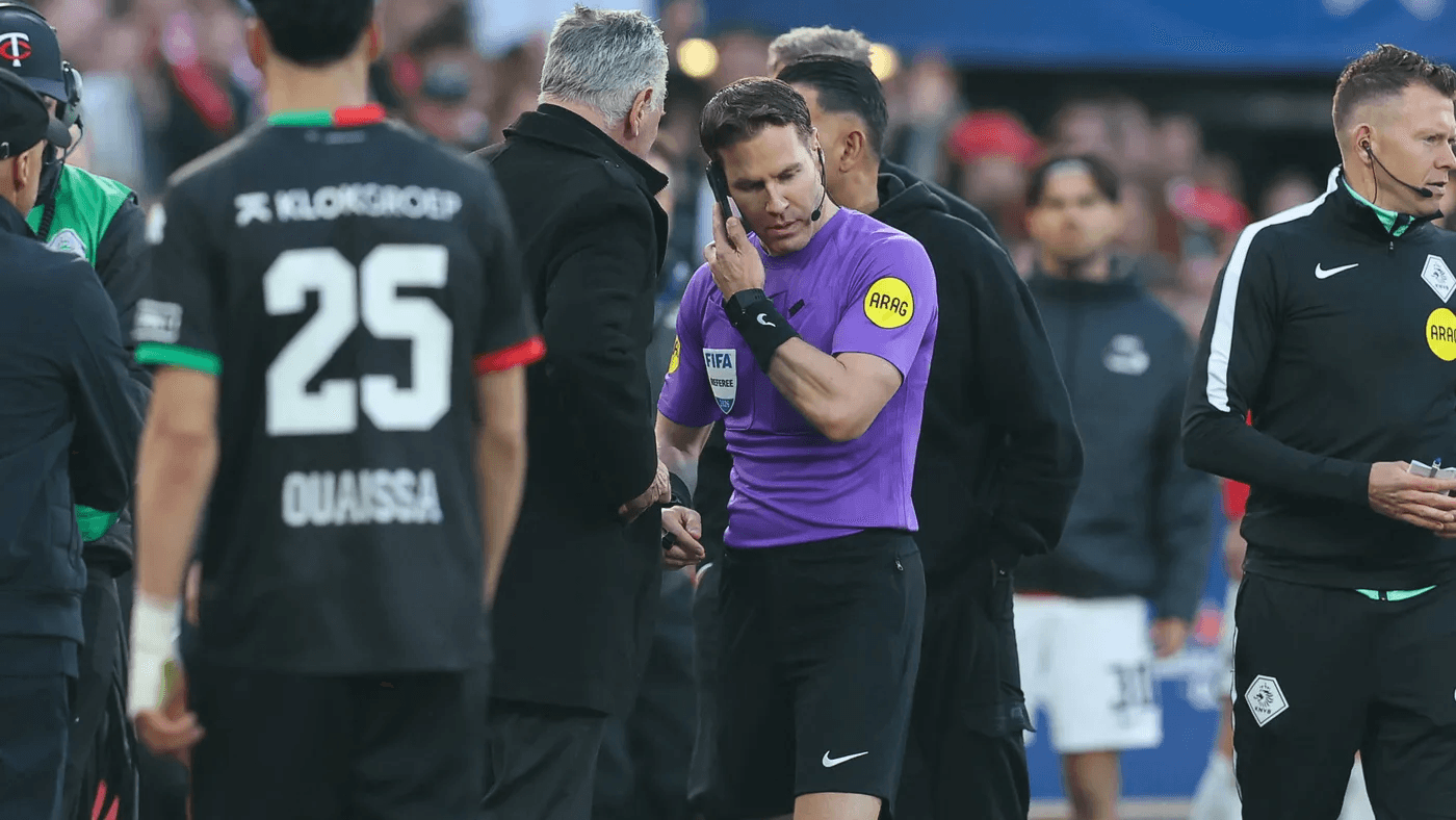 Hakem, AZ Alkmaar - NEC Nijmegen maçının ortasında oyunu durdurup telefonla konuştu!