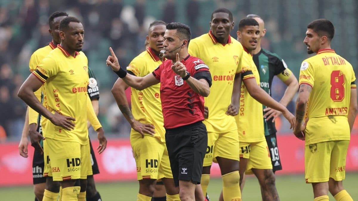 Kocaelispor - Göztepe maçında penaltı kararı sonrası Göztepeli futbolcular.