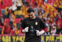 Uğurcan Çakır'ın söyledikleri kameralara yansıdı: “Allah çarpsın hastalıktan ölüyorum abi” 