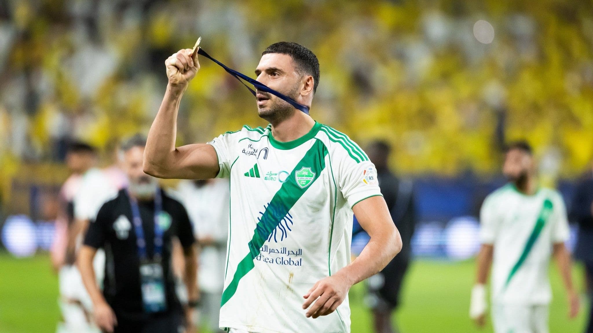 Merih Demiral'ın&nbsp;Asya Şampiyonlar Ligi madalyasını Al Nassr tribünlerine gösterdiği an