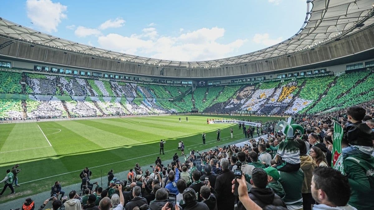 Bursaspor taraftarından şampiyonluk maçında 40 bin kartonla koreografi