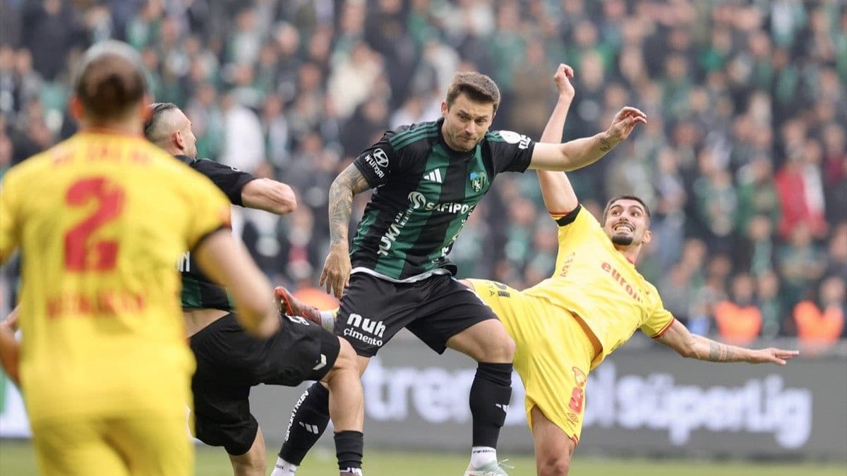 Kocaelisporlu Linetty'nin yerde kalması üzerine, hakem Ali Yılmaz penaltı verdi.