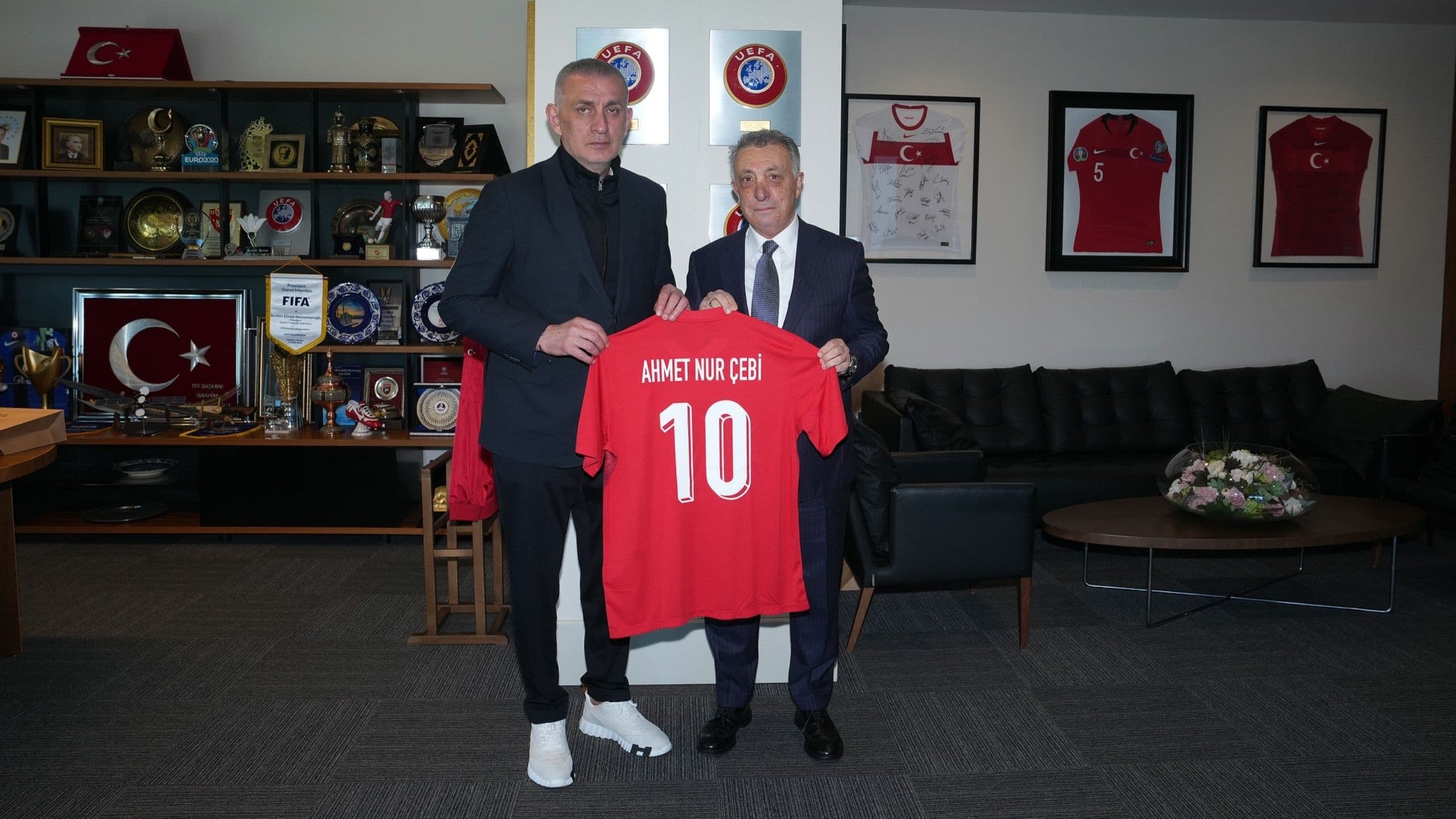 TFF Başkanı İbrahim Hacıosmanoğlu, Ahmet Nur Çebi'ye A Milli Takım forması hediye etti.