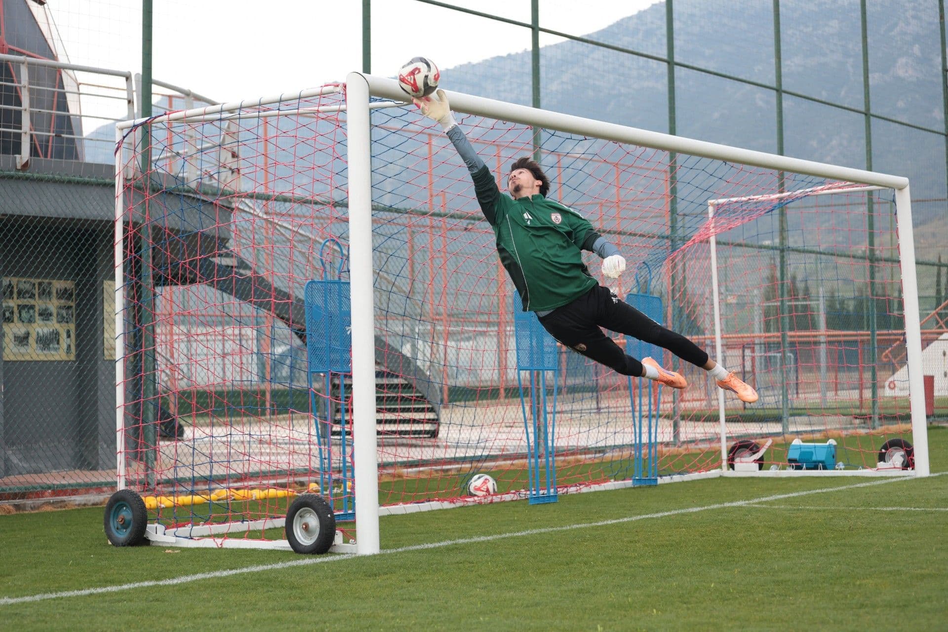 Altınordu’nun 20 yaşındaki kalecisi, bu sezon 8 penaltıdan 7’sini kurtardı