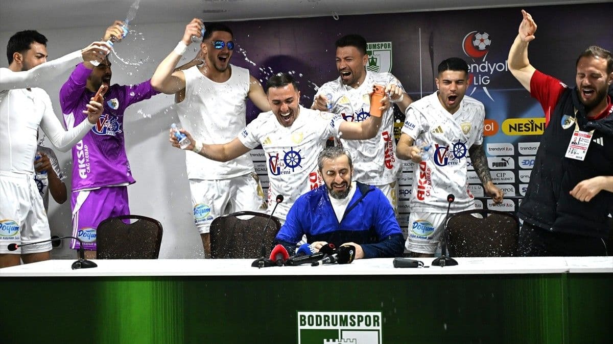 Serkan Özbalta, takımını Süper Lig'e taşıyan 125. teknik direktör oldu