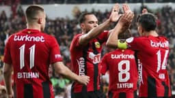 (ÖZET) Eskişehirspor: 3 -  Balıkesirspor: 0 Maç Sonucu