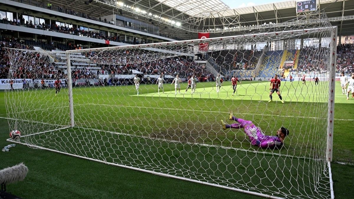 Gençlerbirliği forması giyen Metehan Mimaroğlu, Kocaelispor ağlarını penaltıdan havalandırdı.