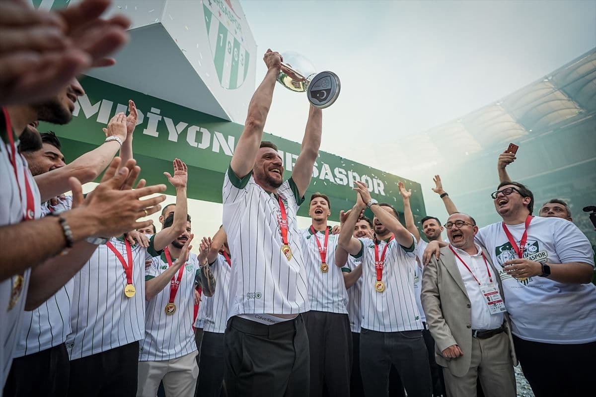 Bursaspor şampiyonluk kupasını düzenlenen törenle aldı
