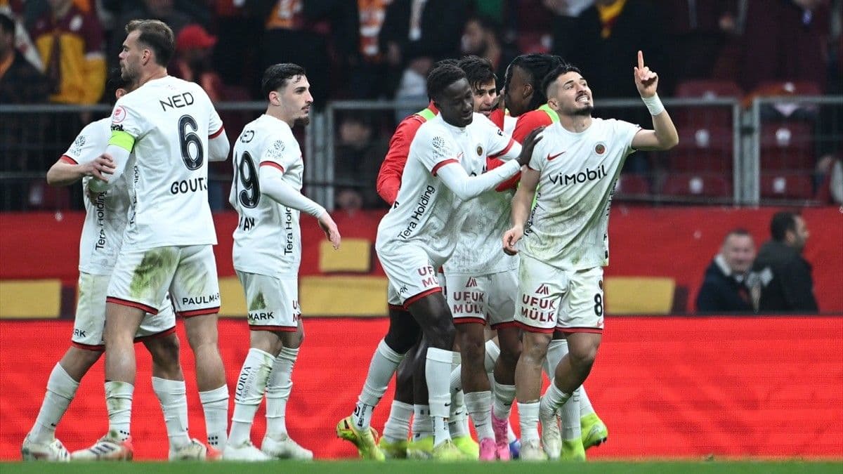 Gençlerbirliği'nde Fıratcan Üzüm'ün attığı gol sonrası yaşanan sevinç.
