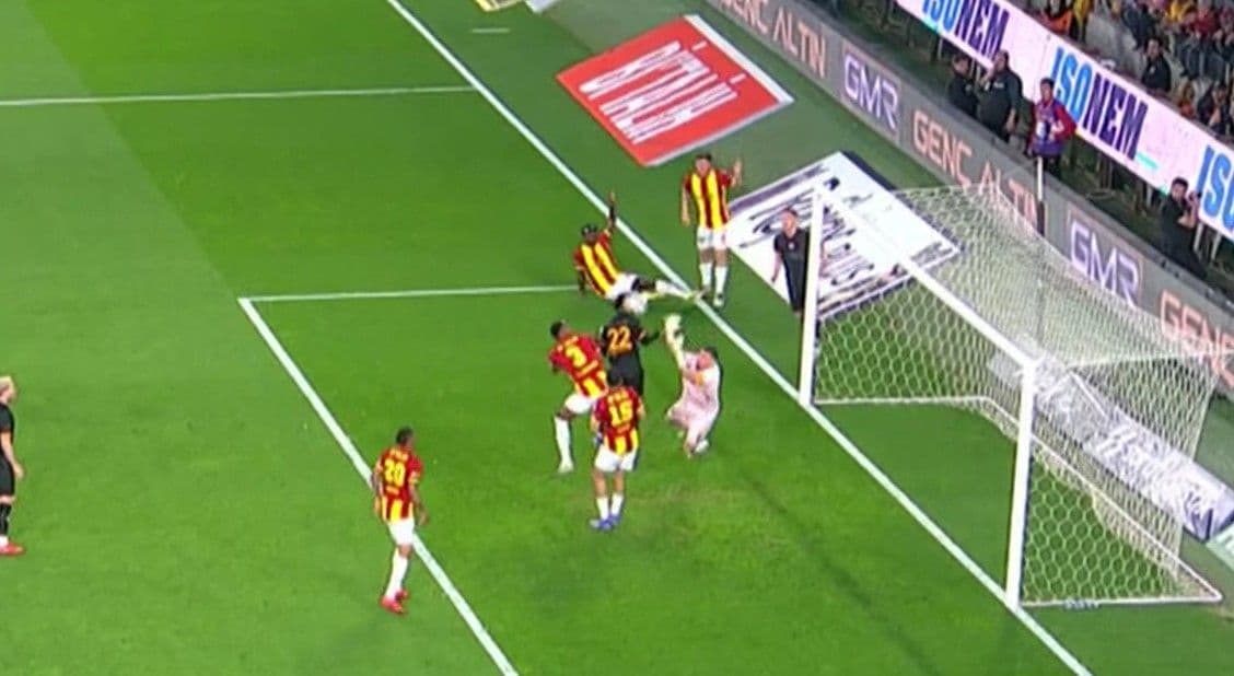 Galatasaraylı futbolcu Yaser Asprilla'nın yerde kaldığı pozisyon