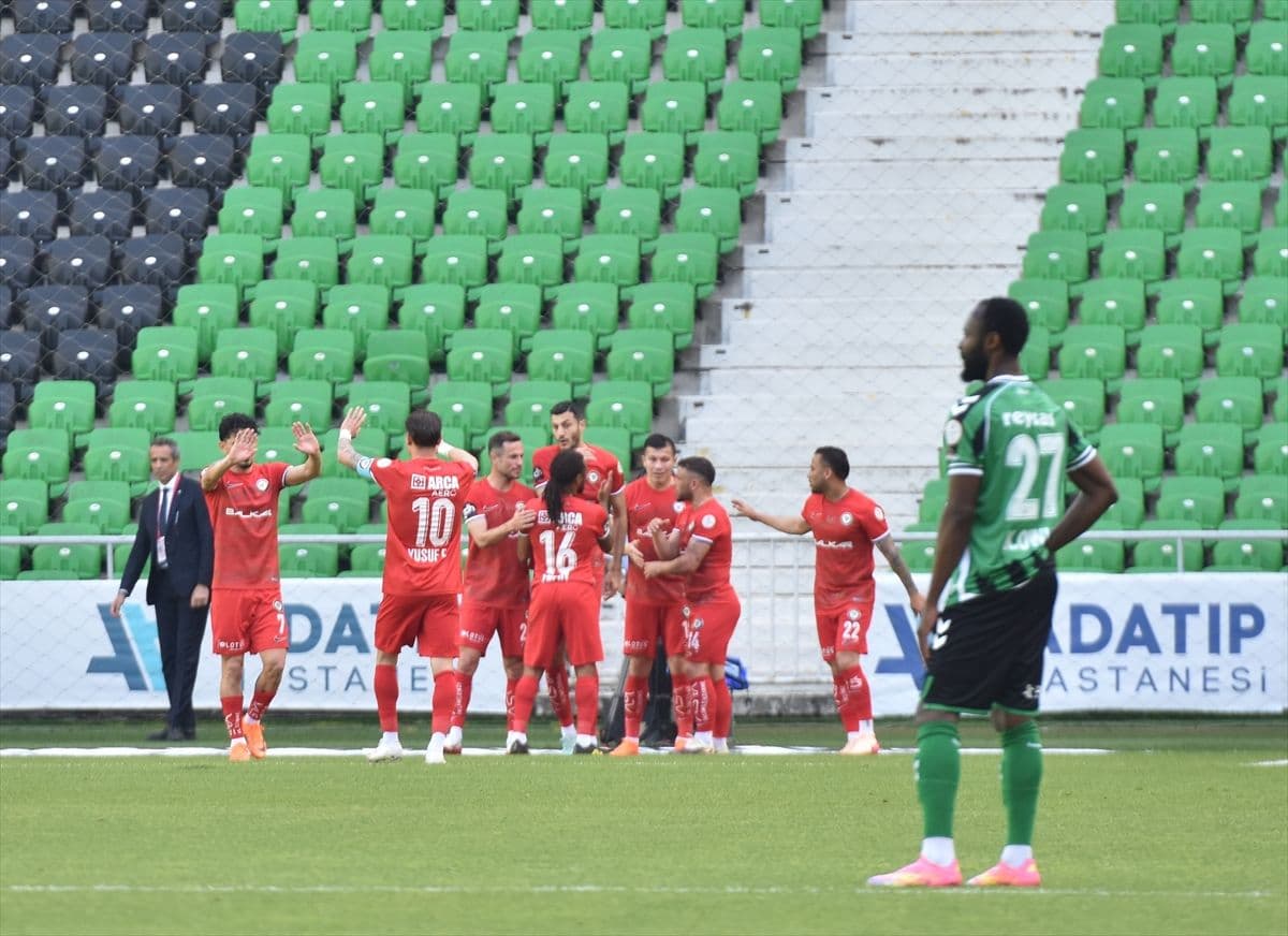 Sakaryaspor - Yeni Çorumspor maçı