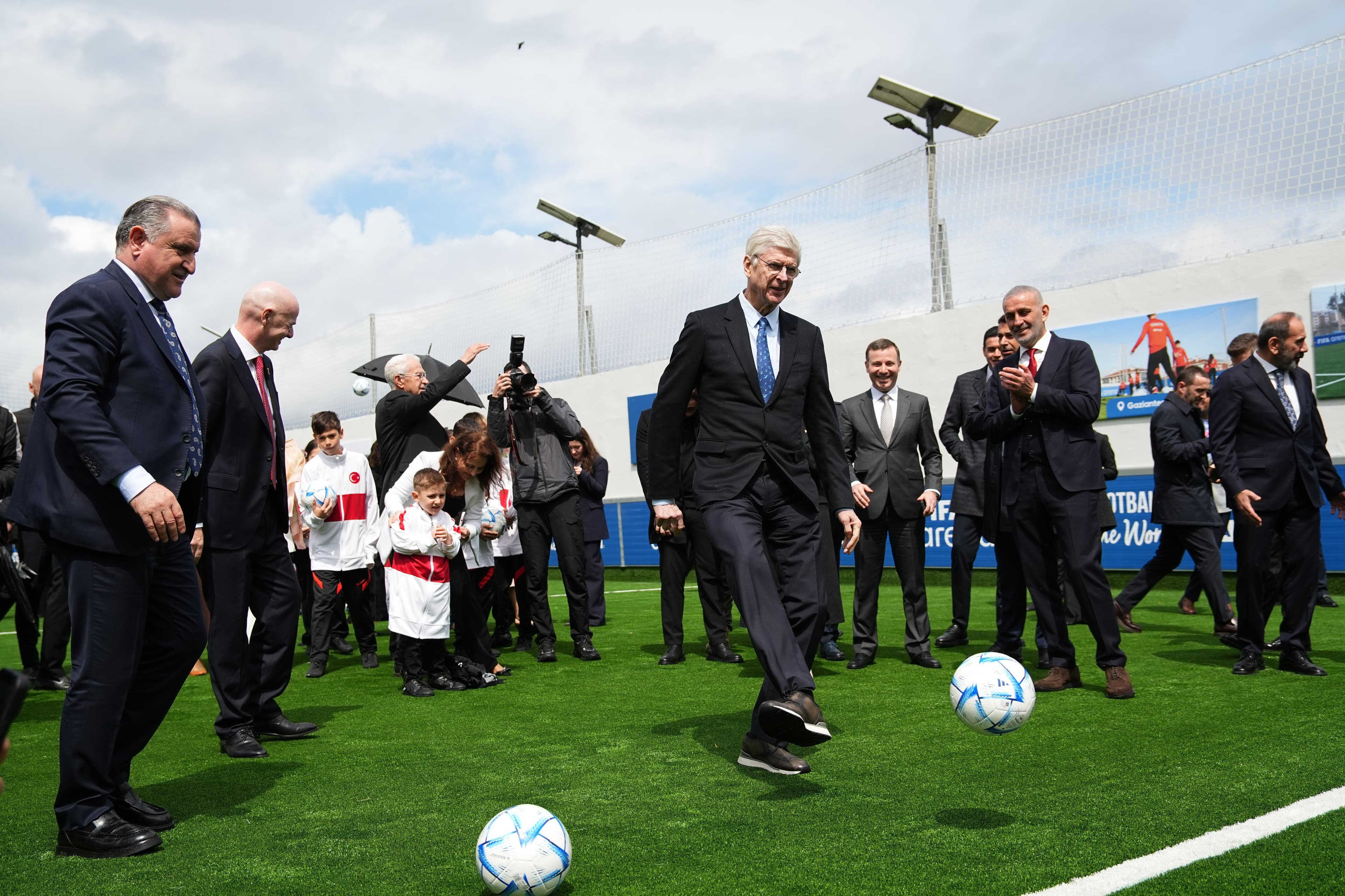 FIFA Küresel Futbol Gelişim Direktörü Arsene Wenger, yeni açılan sahada penaltı atışı yaptı