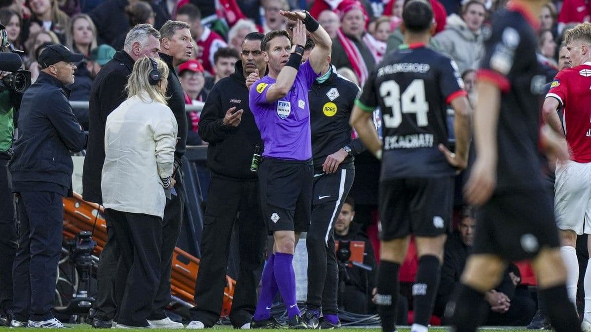 Hakem&nbsp;Danny Makkelie'nin&nbsp;AZ Alkmaar - NEC Nijmegen maçının ortasında telefonla konuştuğu anlar.