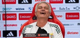 Benfica Teknik Direktörü Jose Mourinho, basın toplantısında kahkahalara boğuldu