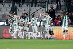 Konyaspor, Trabzonspor'u ikinci sıraya çıkarmadı!