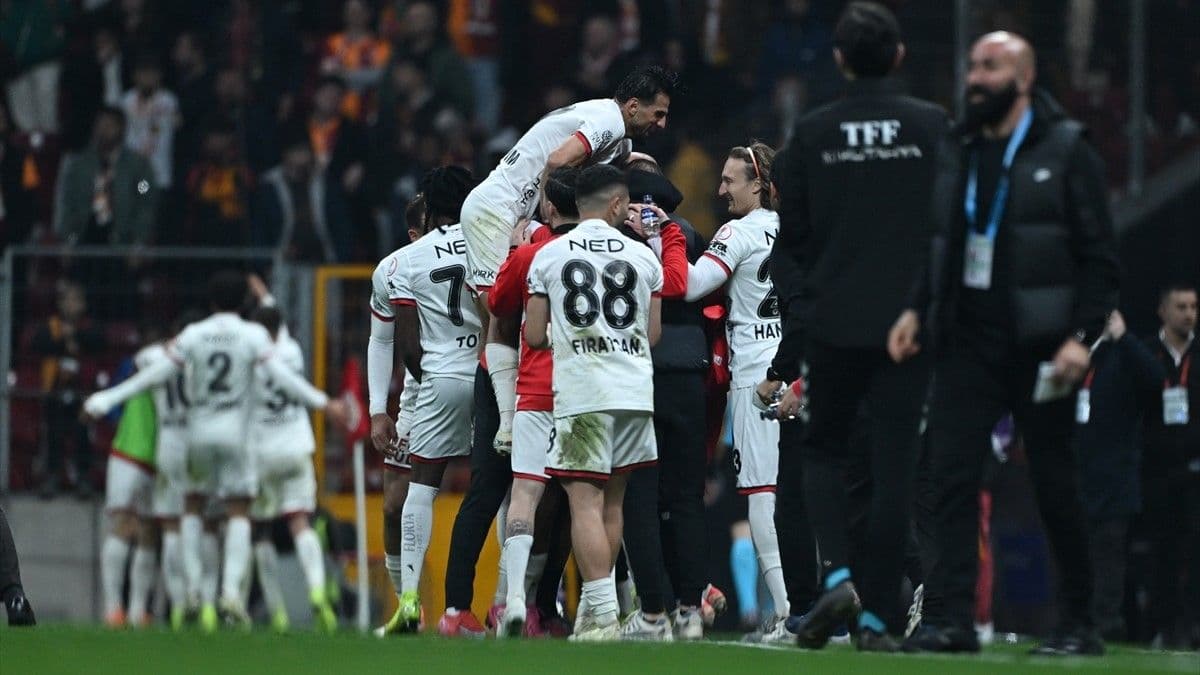 Traore'nin farkı 2'ye çıkaran golünün ardından Gençlerbirliği futbolcularının yaşadığı gol sevinci
