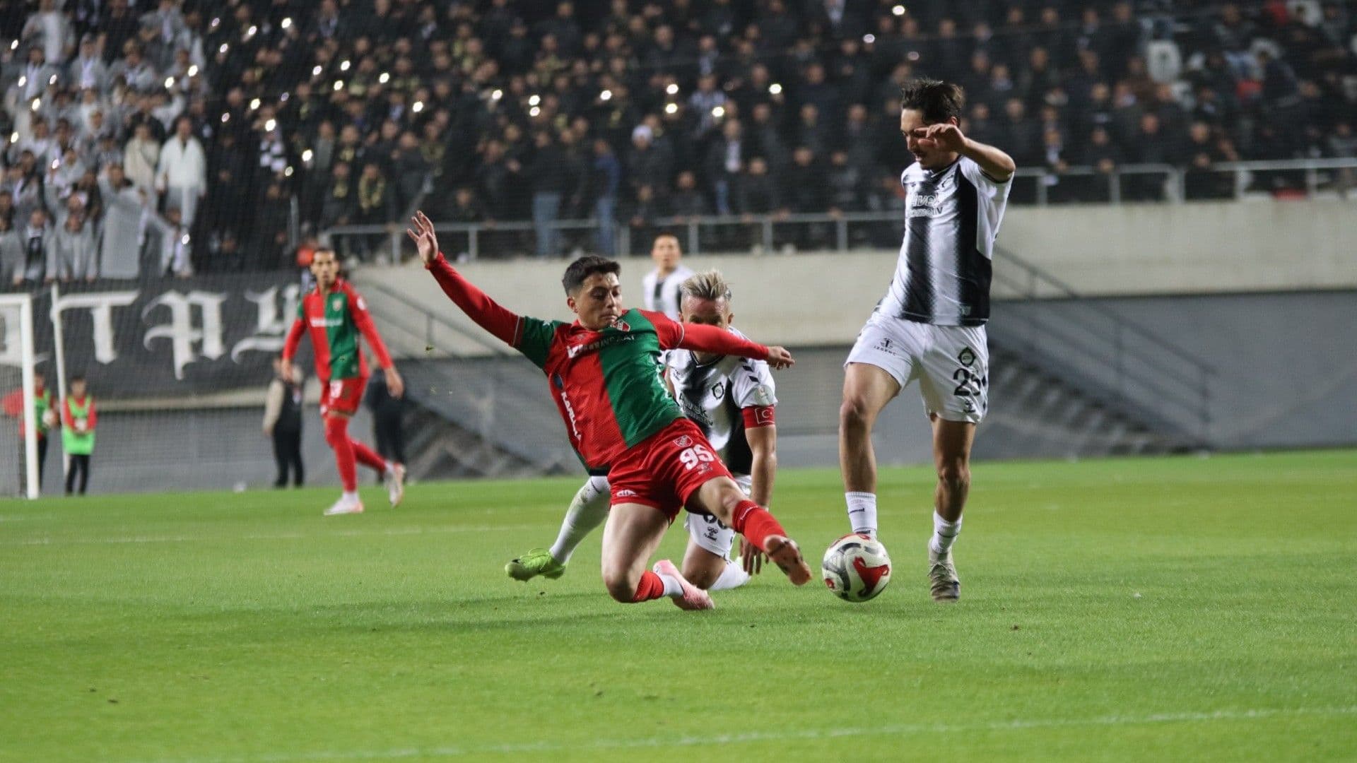 Karşıyaka'nın 20 yaşındaki yıldızı Berat Şahin parlıyor