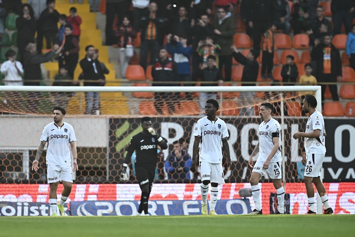 Trabzonsporlu futbolcula Alanyaspor maçında yaşanan puan kaybı nedeniyle büyük üzüntü yaşadı