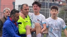 Sakatlanan futbolcuyu maçın hakemi kucağında taşıdı