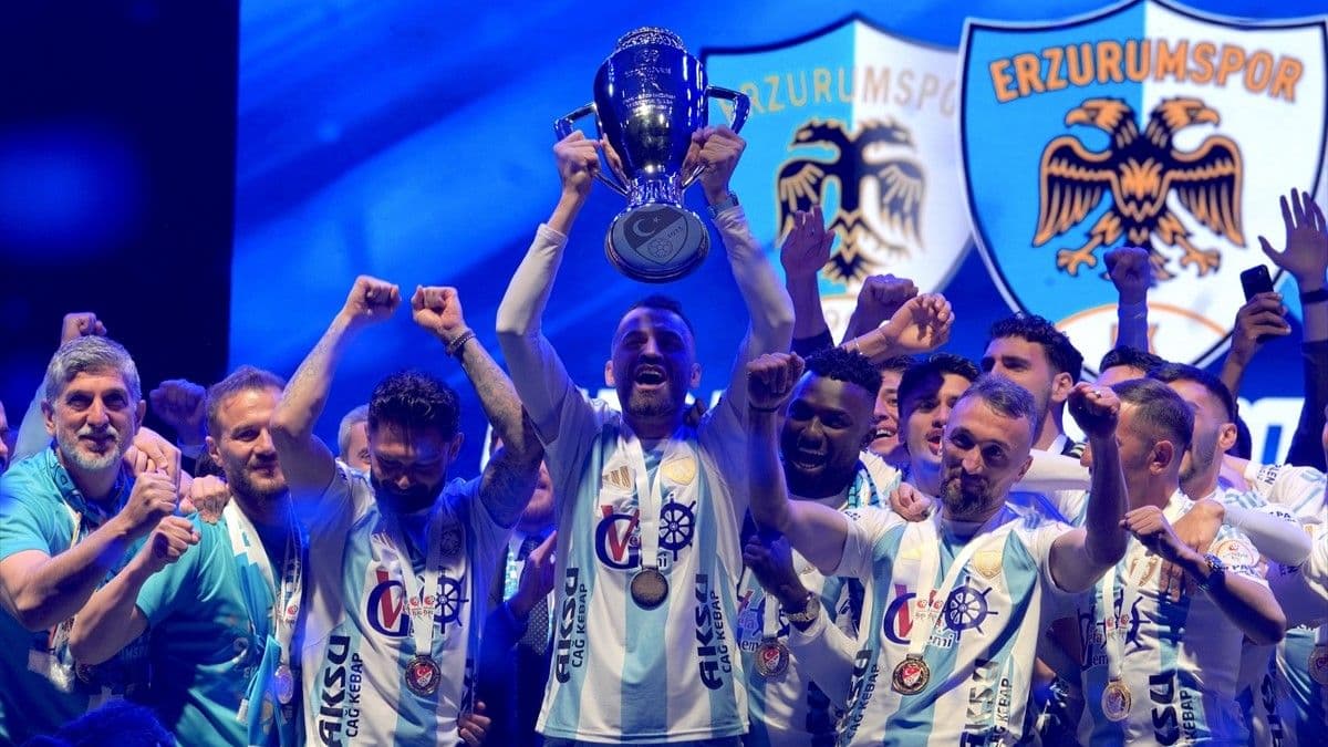 Süper Lig'e yükselen Erzurumspor FK, şampiyonluk kupasını aldı