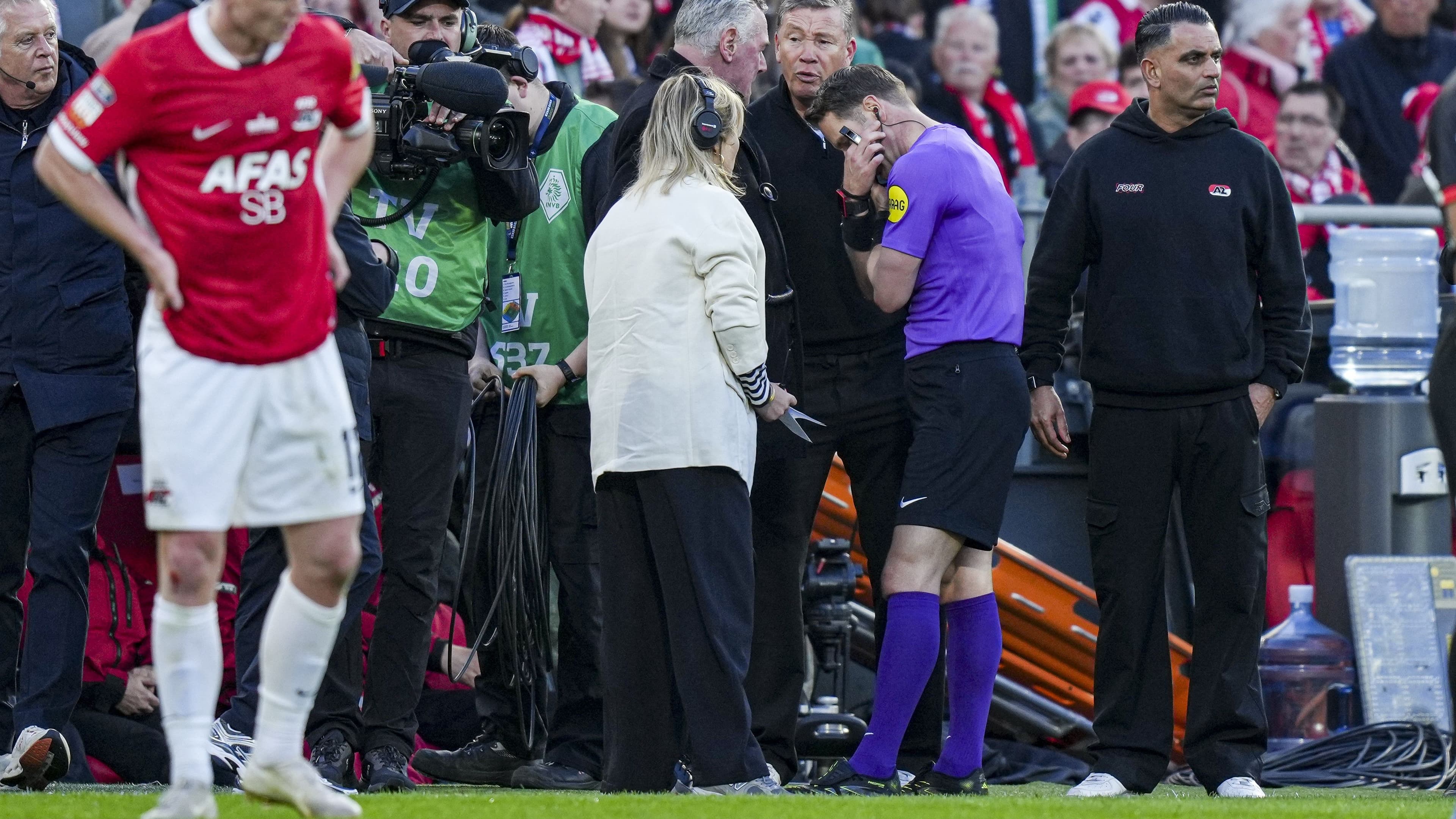 Hakem Danny Makkelie'nin AZ Alkmaar - NEC Nijmegen maçının ortasında telefonla konuştuğu anlar.