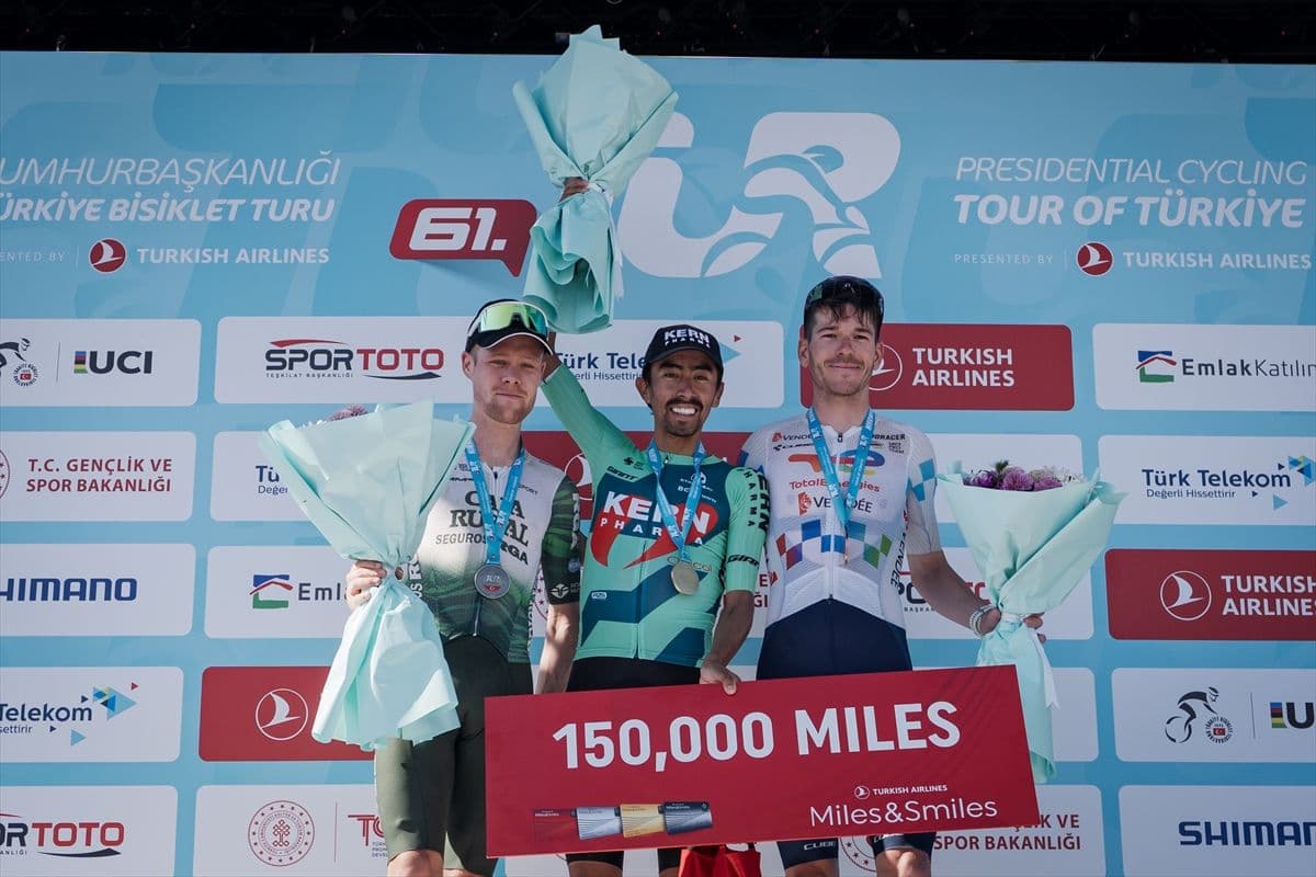 Ivan Ramiro Sosa (orta) kazandı. Sebastian Berwick 2'nciliği (solda), Nicolas Breuillard ise 3'üncülüğü (sağda)