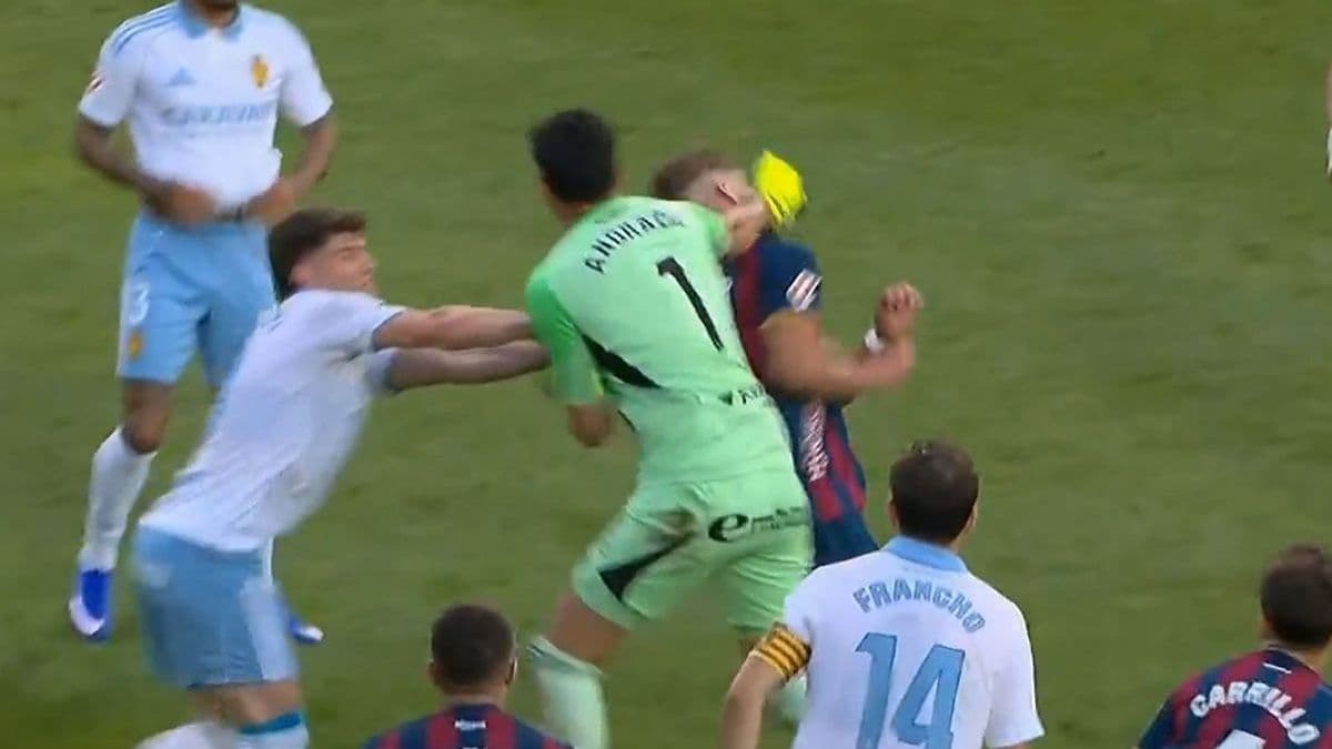 Aragó,on derbisinde skandal! Kaleci rakibine yumruk attı