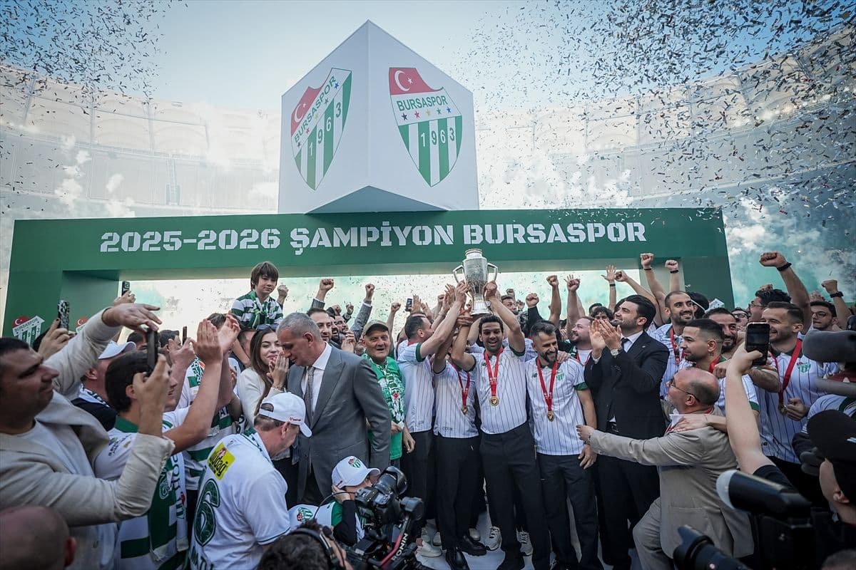 Bursaspor şampiyonluk kupasını düzenlenen törenle aldı