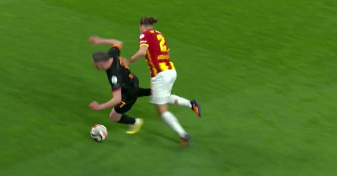 Maçın hakeminin faul kararı verdiği Roland Sallai ve Arda Kurtulan arasındaki ikili mücadele