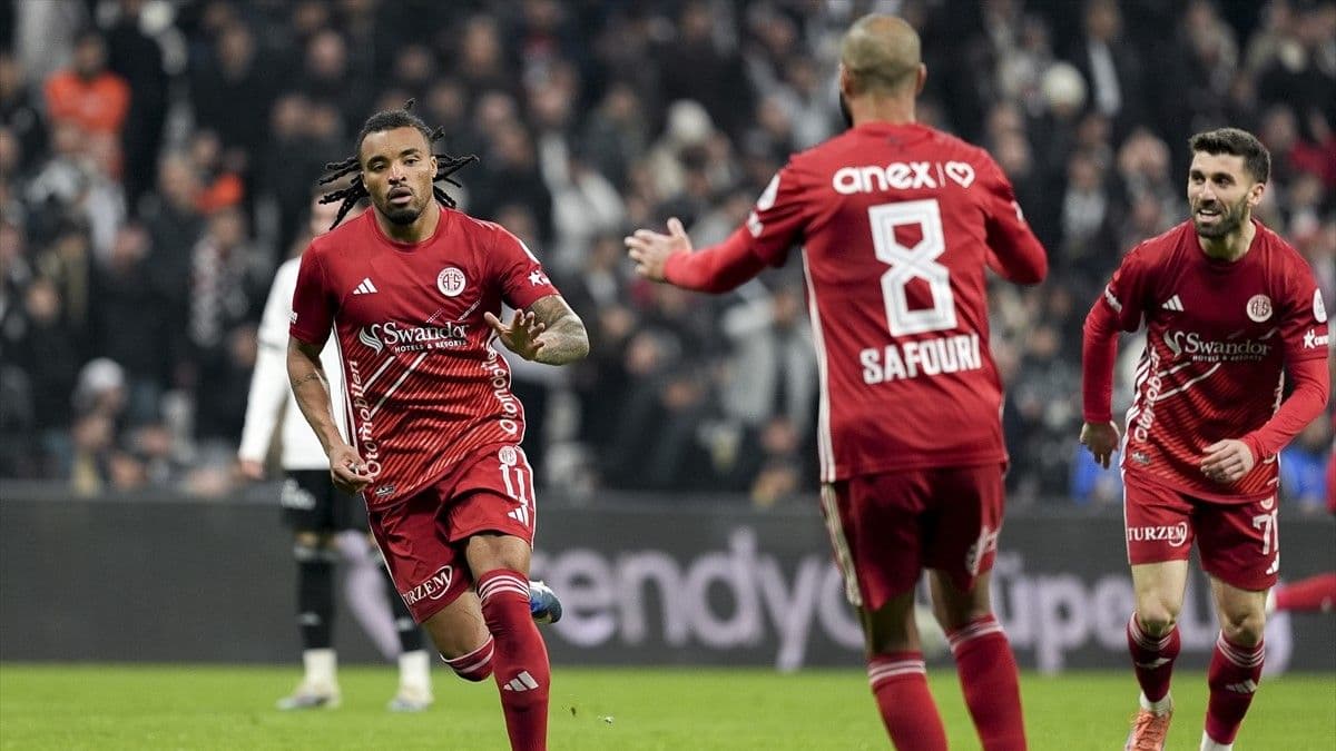 Antalyasporlu Samuel Ballet, Beşiktaş'a attığı golün ardından sevincini takım arkadaşlarıyla paylaştı.