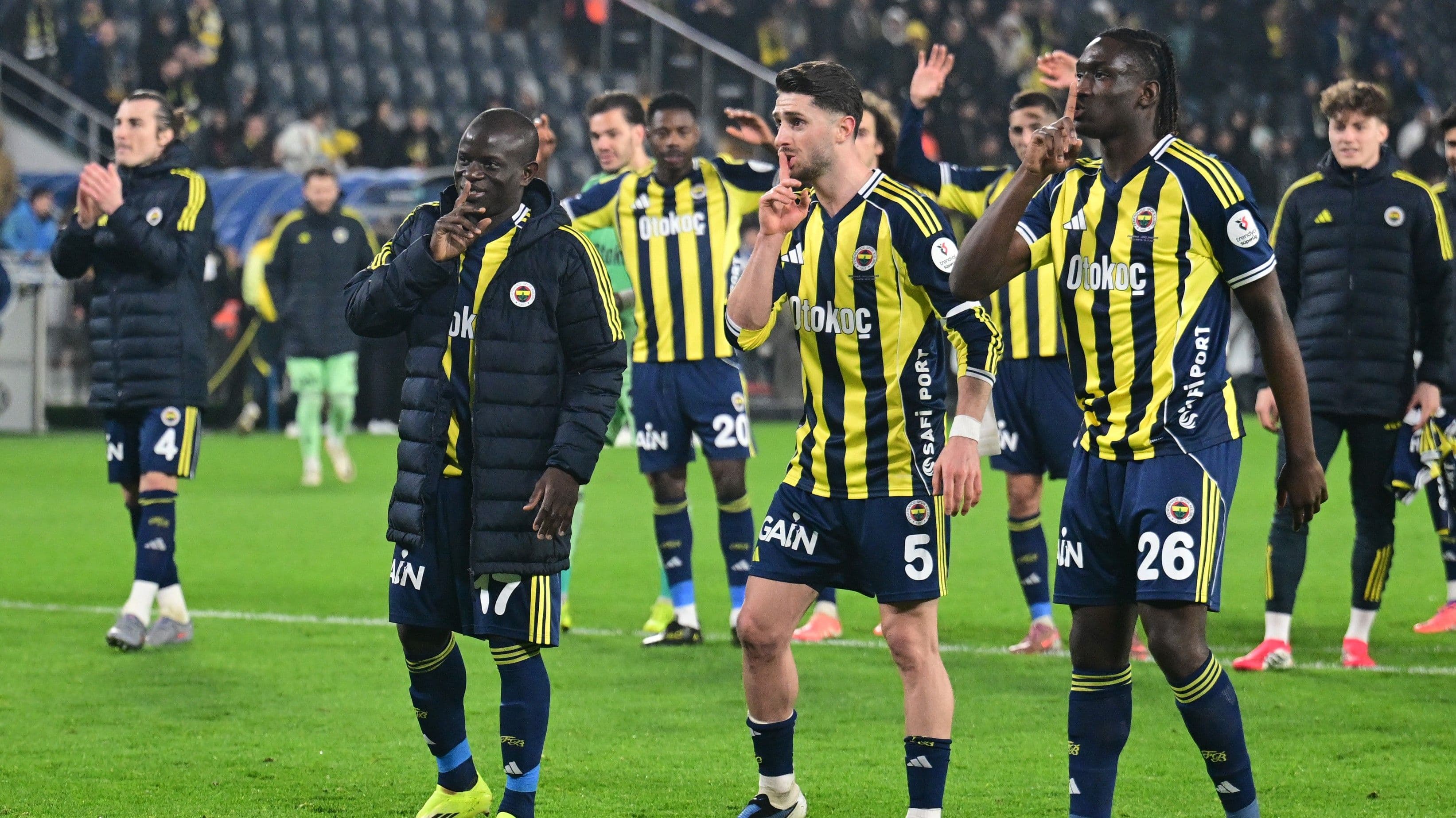 Fenerbahçeli futbolcular N'Golo Kante, İsmail Yüksek ve Sidiki Cherif