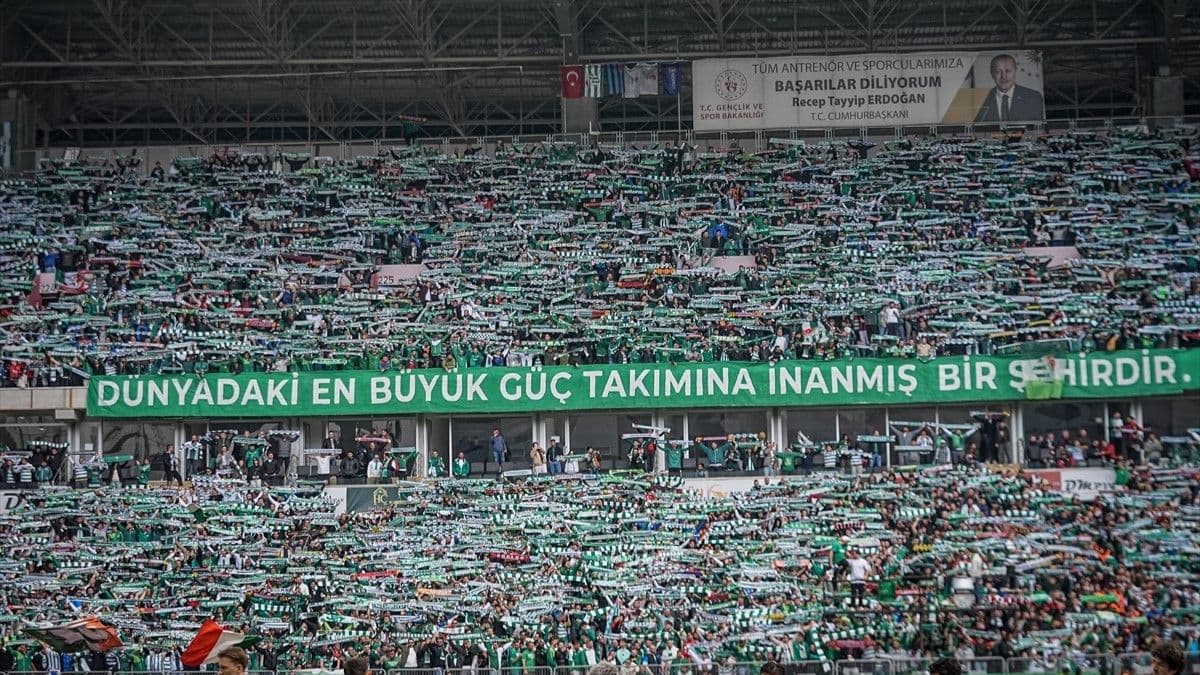Bursaspor şampiyonluk maçında! Taraftar Eskişehir'de stadı doldurdu