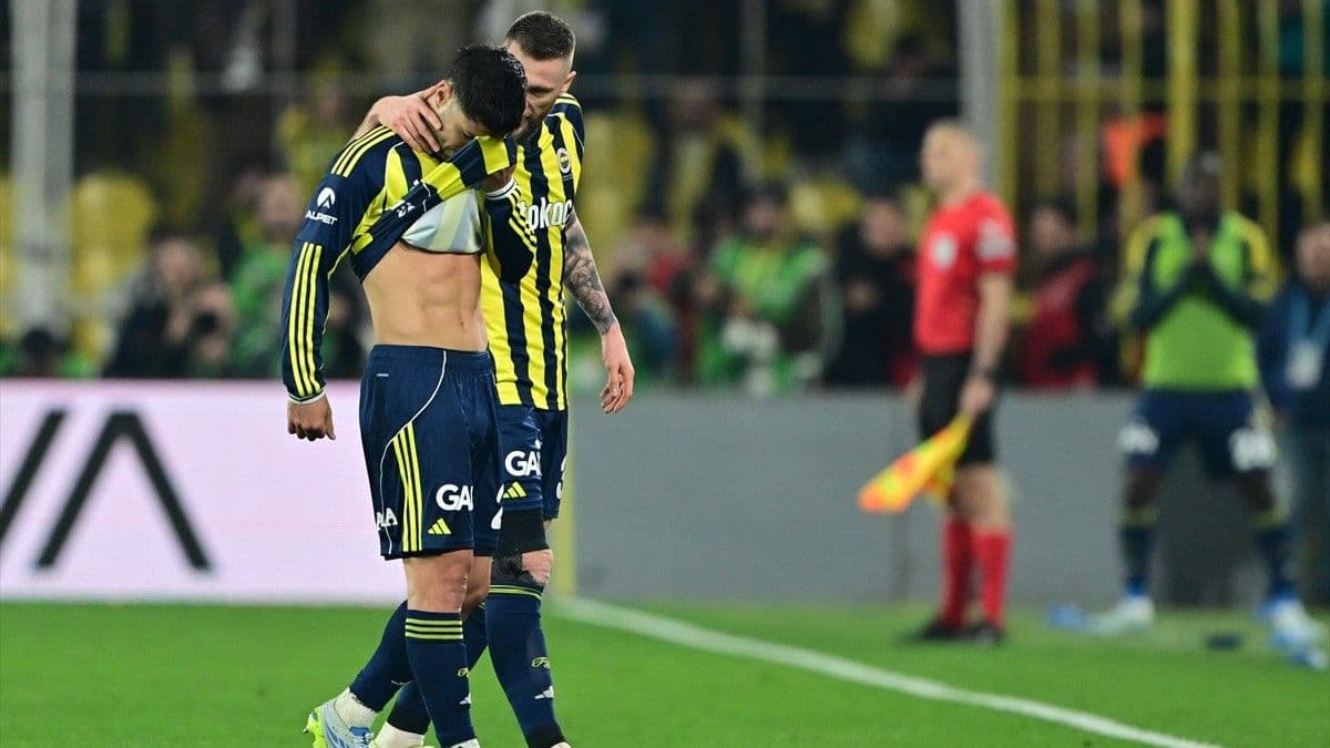 Fenerbahçe oyuncusu Marco Asensio, Beşiktaş derbisinde sakatlanarak oyundan çıktı.