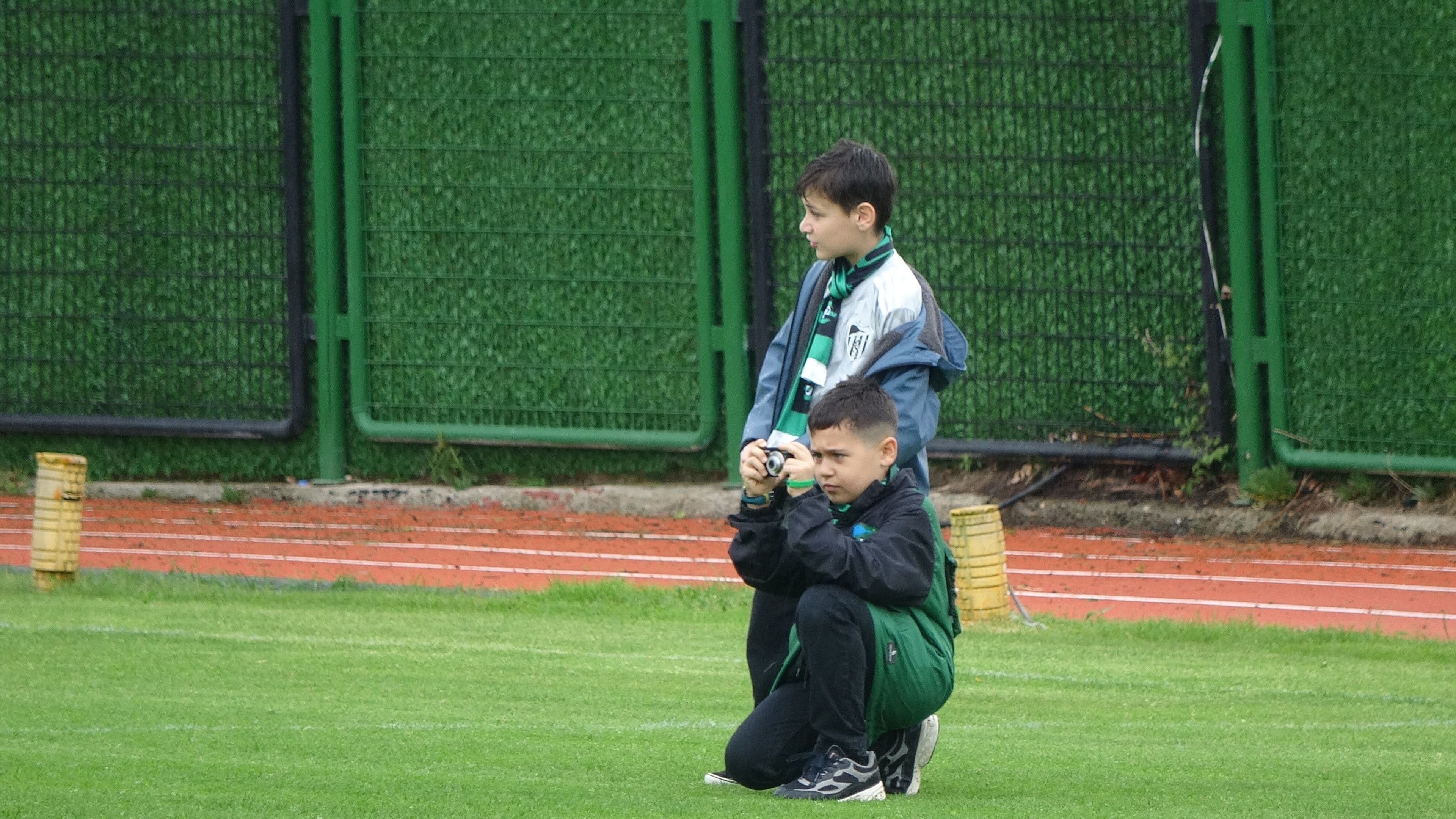 Kocaelisporlu küçük taraftar Ertuğrul Sert antrenmanda çekim yaptı
